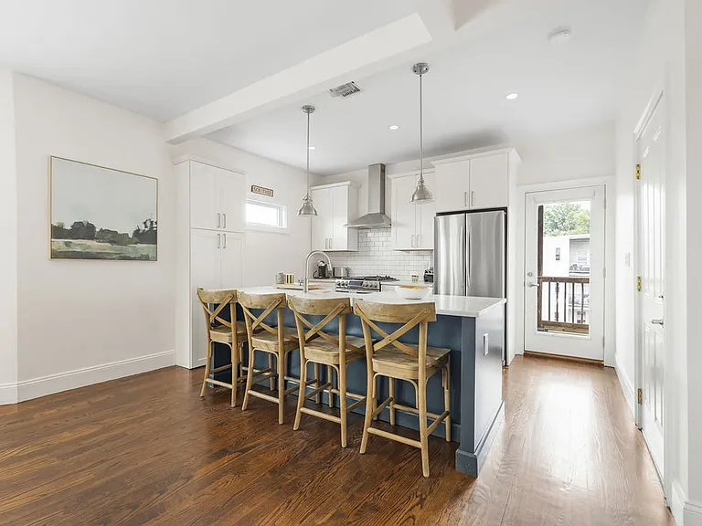 735 E 3rd St #3 — Photo 2