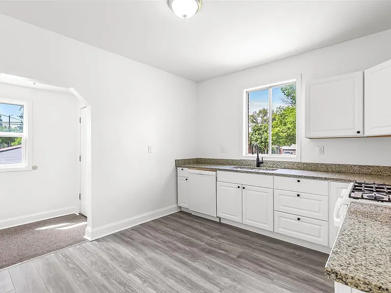 216-1HOLBROOK Street — Photo 9