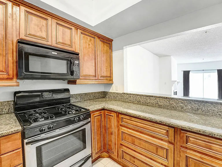 2905 Montrose Ave #416 — Photo 2