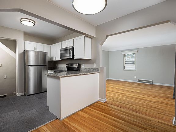 4th image of 310 N Minerva Ave