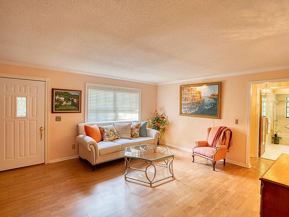 4th image of 557 Hand Ave