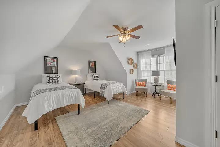 2123 E 63rd St — Photo 20