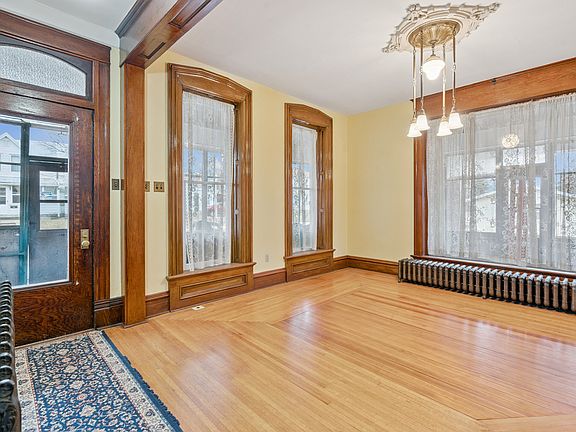 3rd image of 512 Broad St