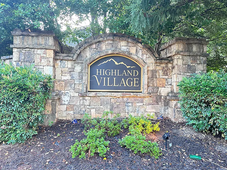 206 Highland Village Ln — Photo 2