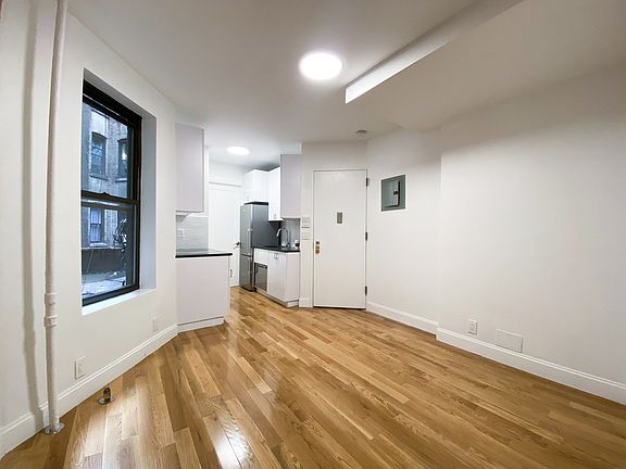3rd image of 592 Amsterdam Ave #4