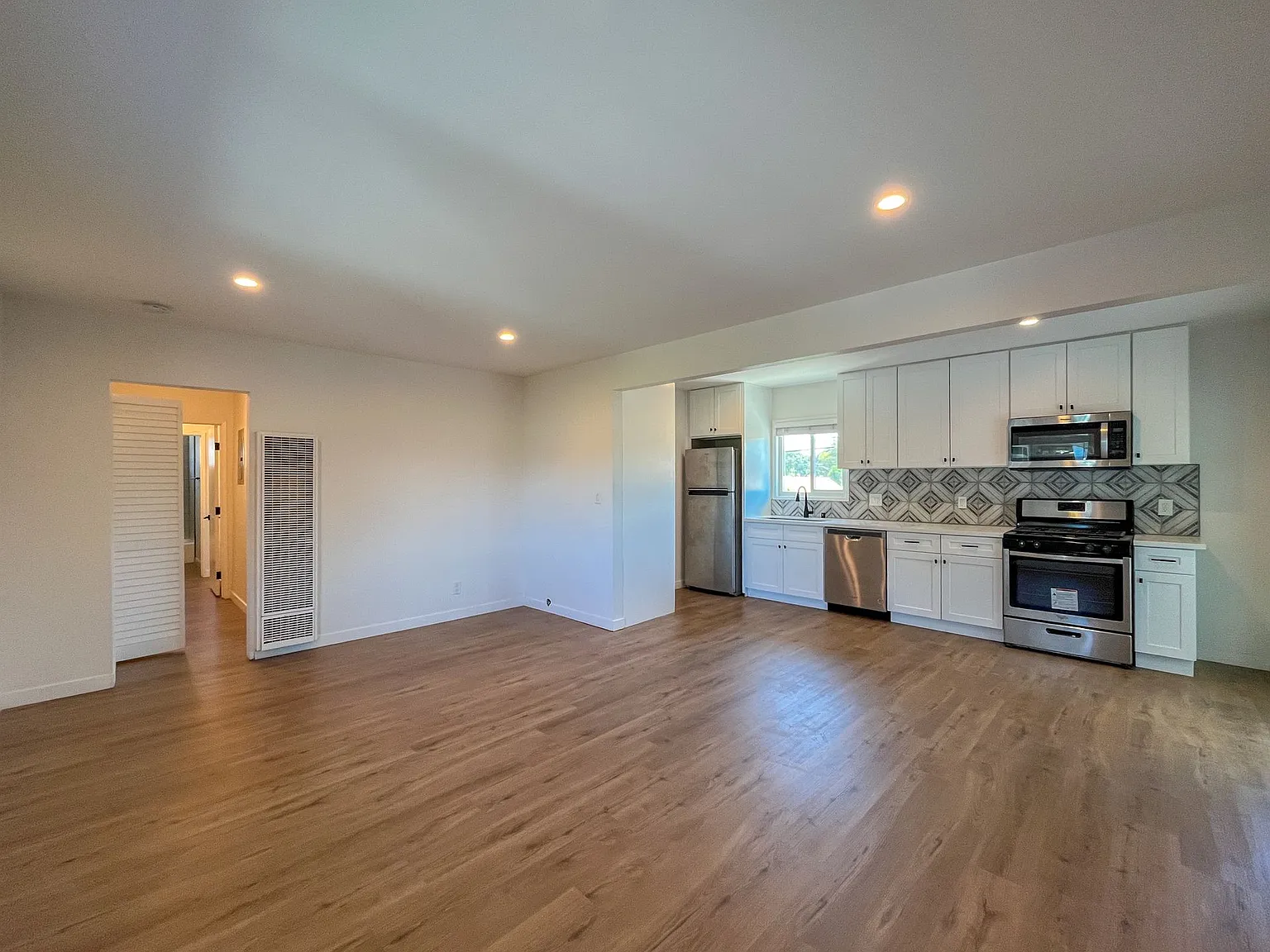 3814 S Bronson Ave — Photo 4