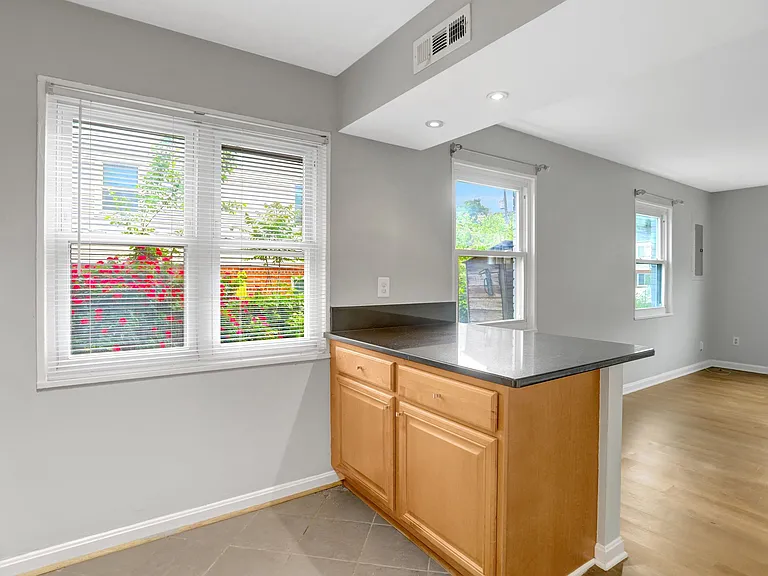 2340 Fairview Ter — Photo 8