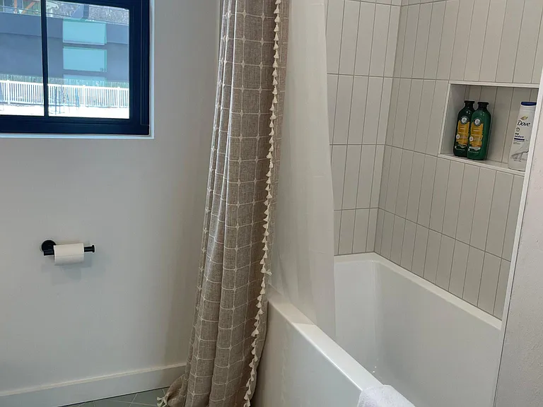 Tub/shower main level bath