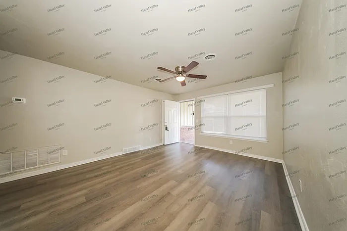 1509 Hampton Dr — Photo 3