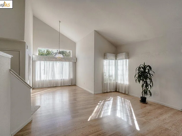 4973 Ridgeview Dr — Photo 4