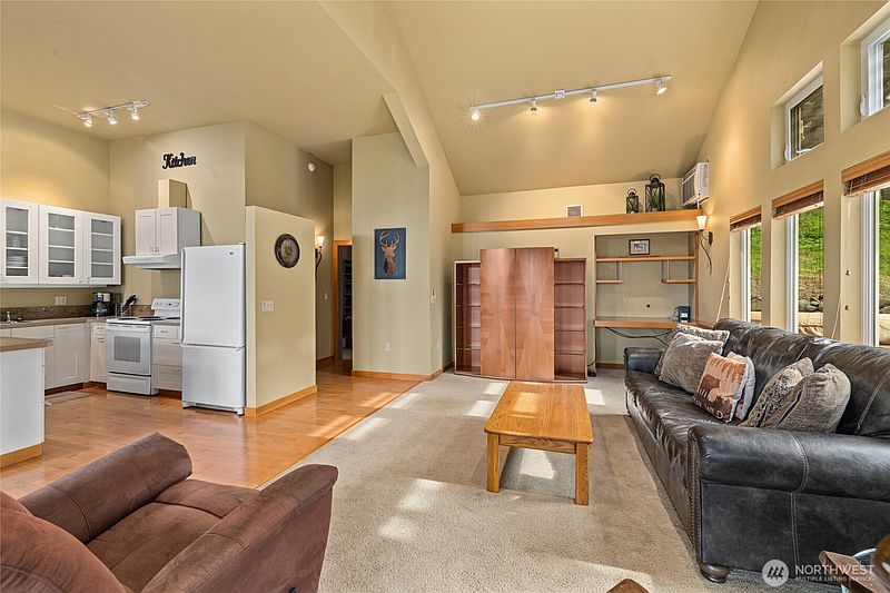3rd image of 631 Thornton View Road
