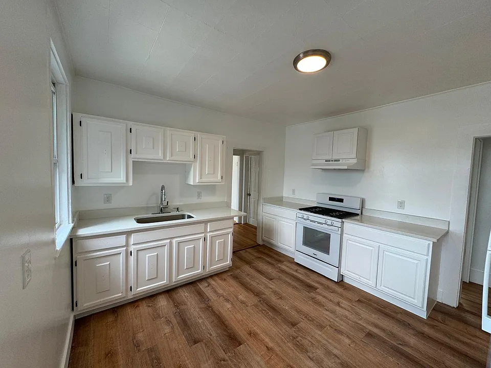 96 Webster Ave #3