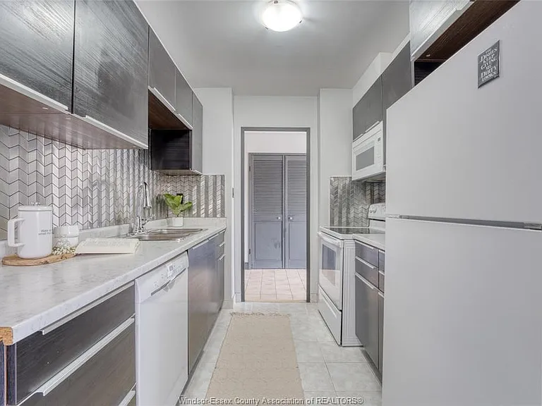 2144 Pelissier St #402 — Photo 10
