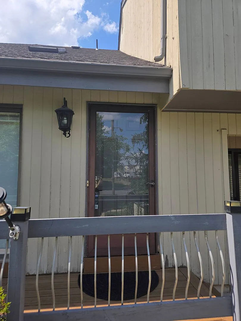 Amenities abound! Spacious, 2-bed & 2.5-bathroom townhouse with garage and basement. — Photo 4