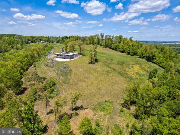 1207 W Leesport Rd, Leesport, PA 19533