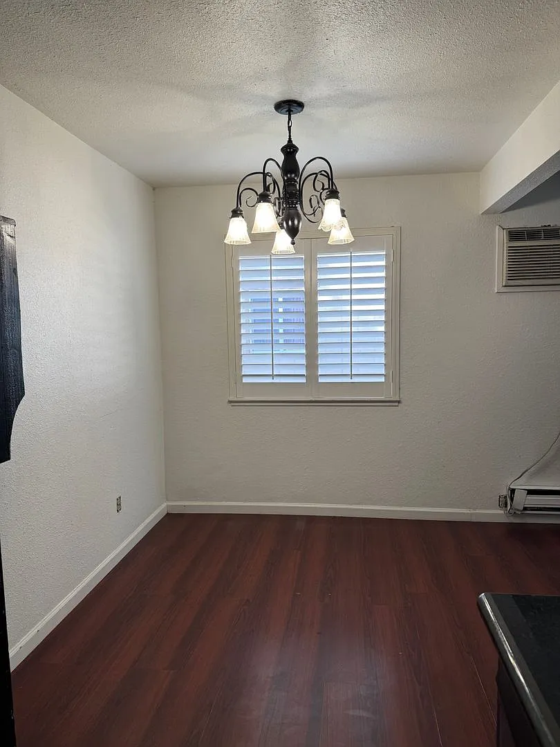 2-Bedroom Townhouse Near Shopping, Dining & Freeway Access — Photo 4