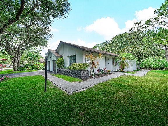 4th image of 4105 Palm Forest Drive S
