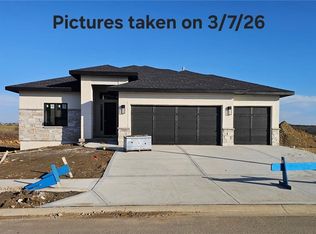 11271 S Sunray Dr, Olathe, KS 66061
