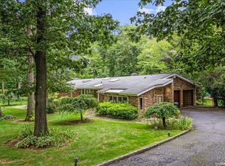 1 The Hollows, Syosset, NY 11791