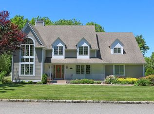 6 Ashford Ln, East Setauket, NY 11733