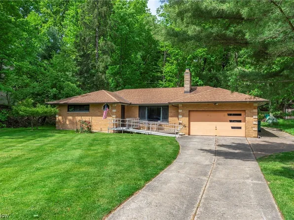 6882 Glenella Dr, Seven Hills, OH 44131