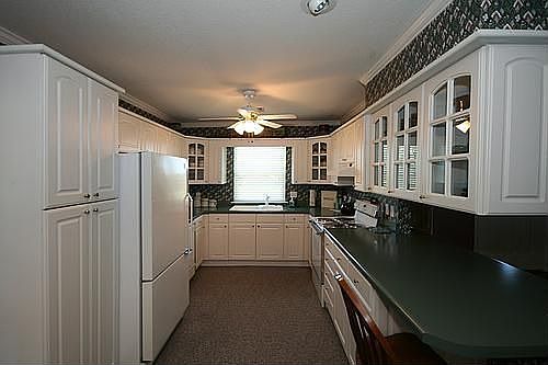Spacious & Bright Kitchen