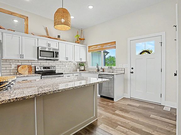 4th image of 936 N Bayshore Dr