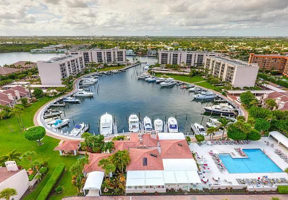 Home For Sale In Yacht And Racquet Club