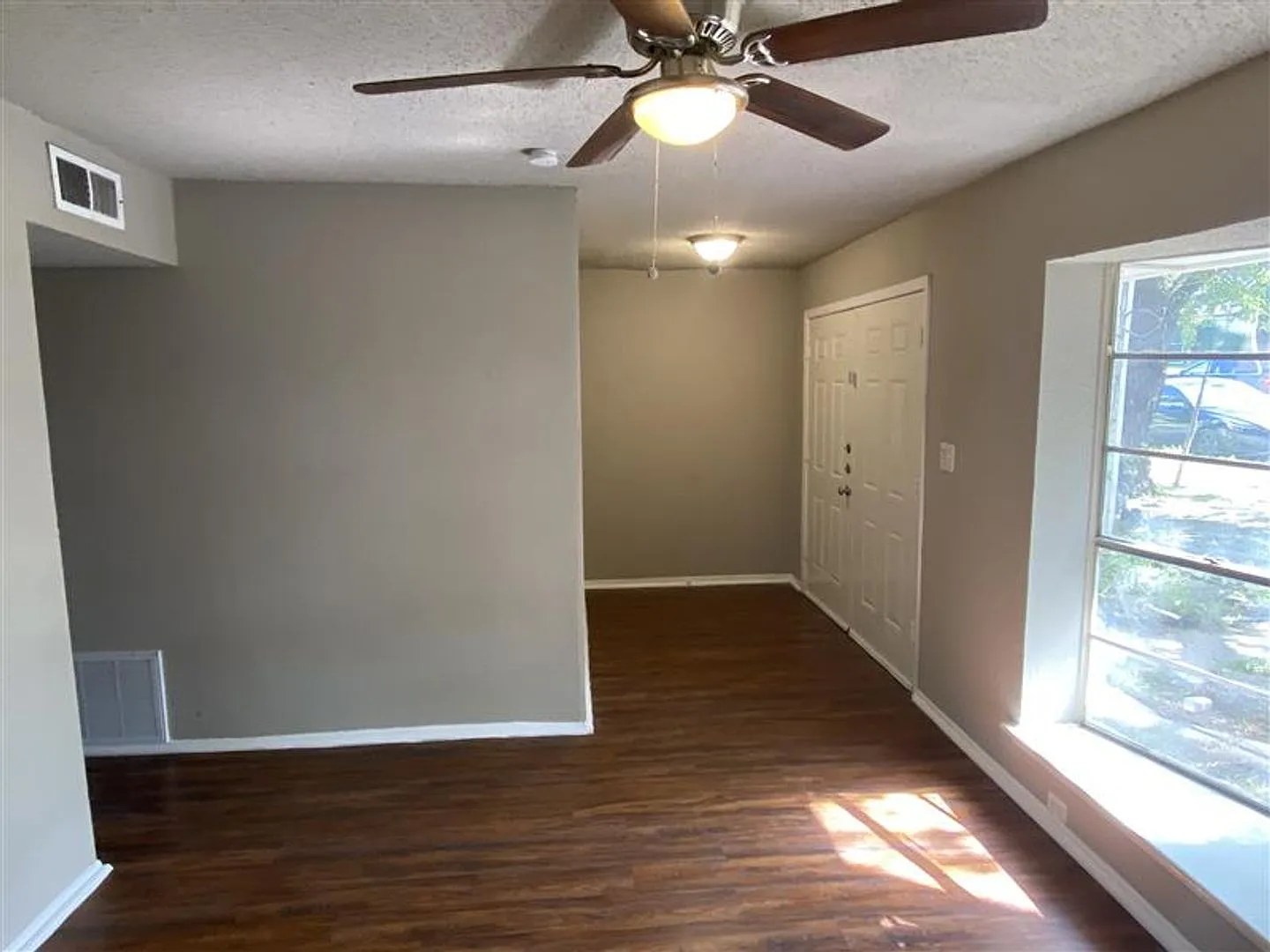 Very Large 2/2.5 Townhome with covered parking — Photo 3