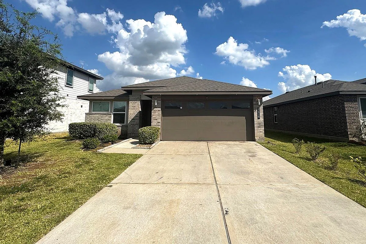 4 bed, 2.0 bath, 1586 sqft, $2,200 — Photo 1