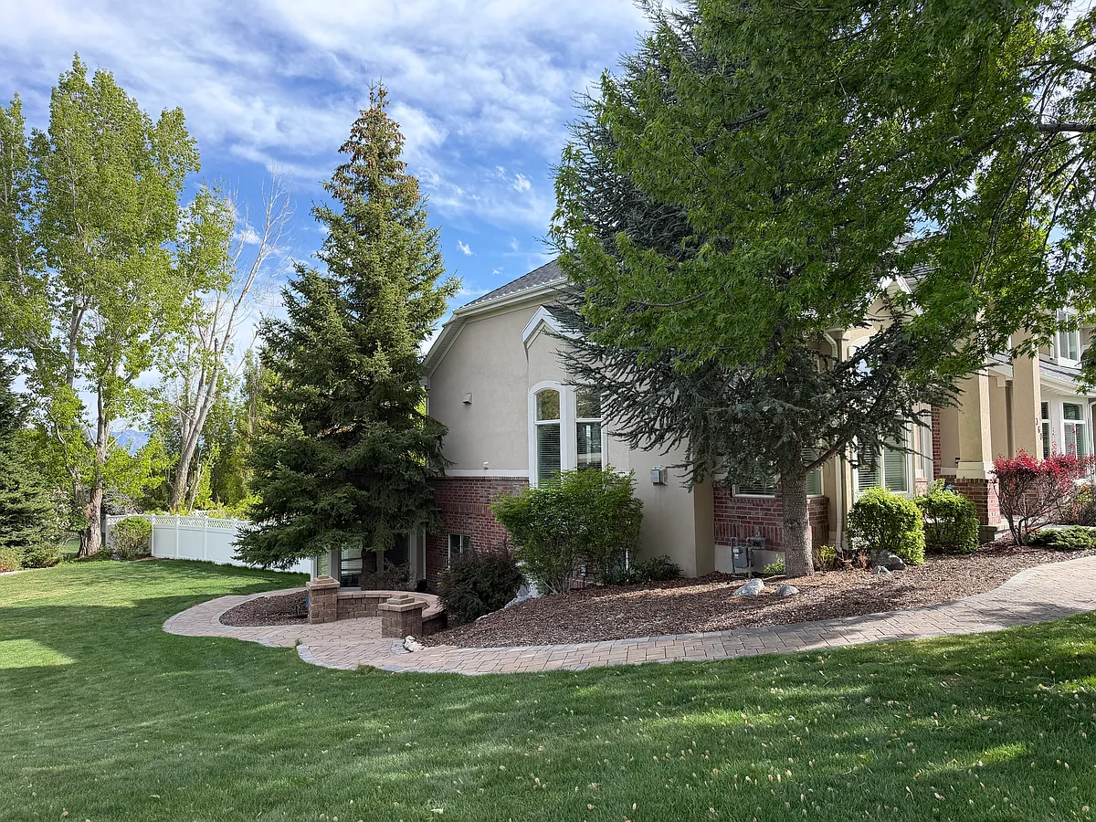 Building Photo - 360 N Sunrise Dr