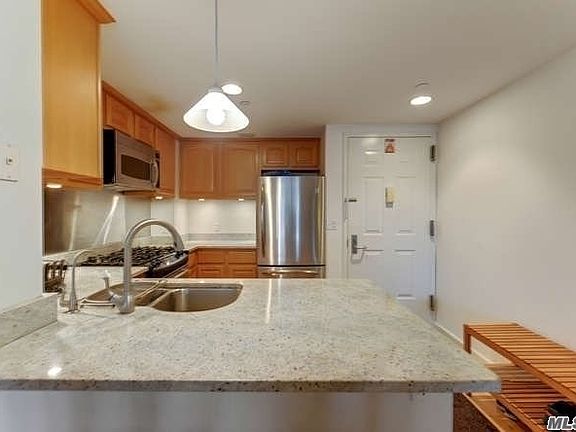 4th image of 116-24 Grosvenor Ln #7A
