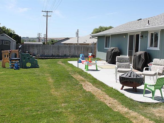 3rd image of 3144 Iris St