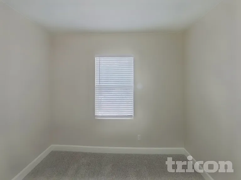 2290 Saint Claire Dr — Photo 10