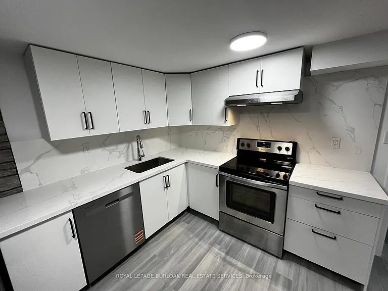 3140 Michael Cres #B — Photo 3