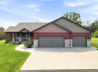 W5975 Autumn Hills Pkwy, Appleton, WI 54913