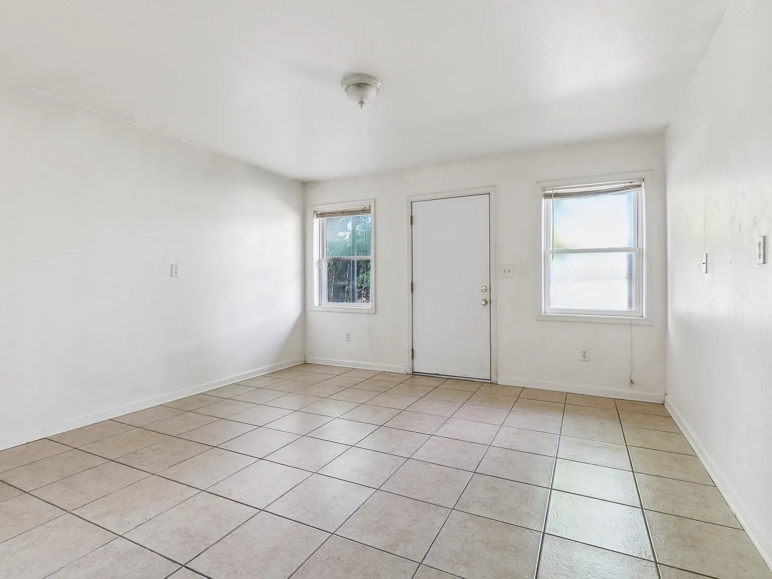 1118 Monroe St — Photo 4