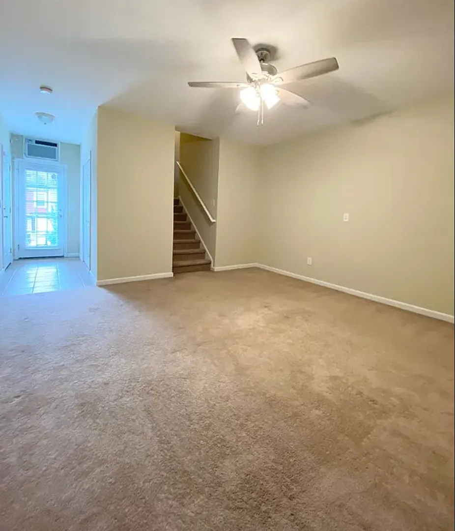 Ready To View Great Location — Photo 3