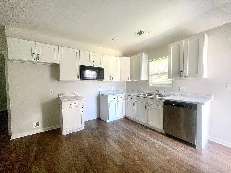 1112 E Bolton St — Photo 5