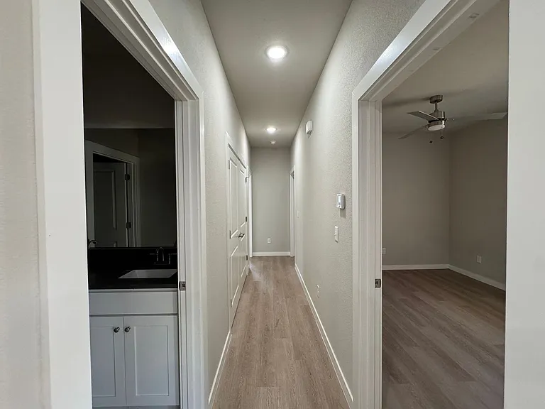 275 N Hunter St — Photo 25