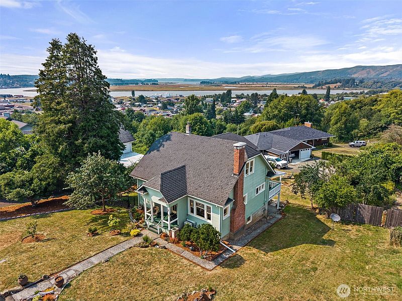 2nd image of 735 Cowlitz Street E