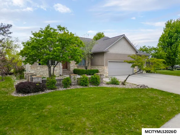 1153 Onyx Ct, Mason City, IA 50401