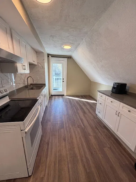 2 bed, 700 sqft, $2,200 — Photo 3