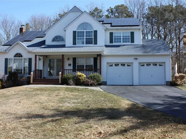 15 Gregory, Farmingville, NY 11738