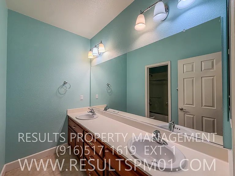 2425 Foxcroft Cir — Photo 30