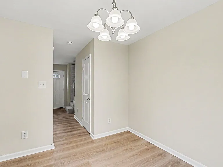 319 Brock Sq — Photo 8