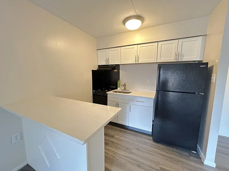 Lindenwood Apartments — Photo 16