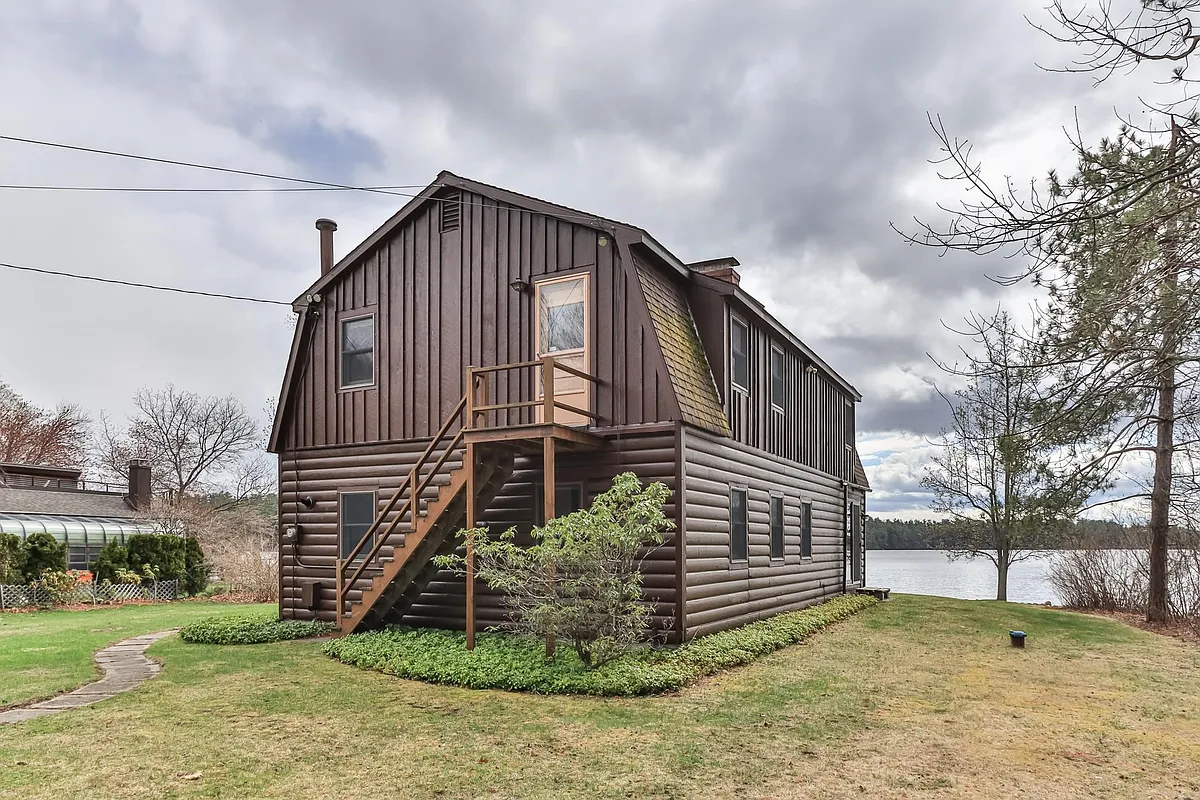 Building Photo - 7 Howards Grv