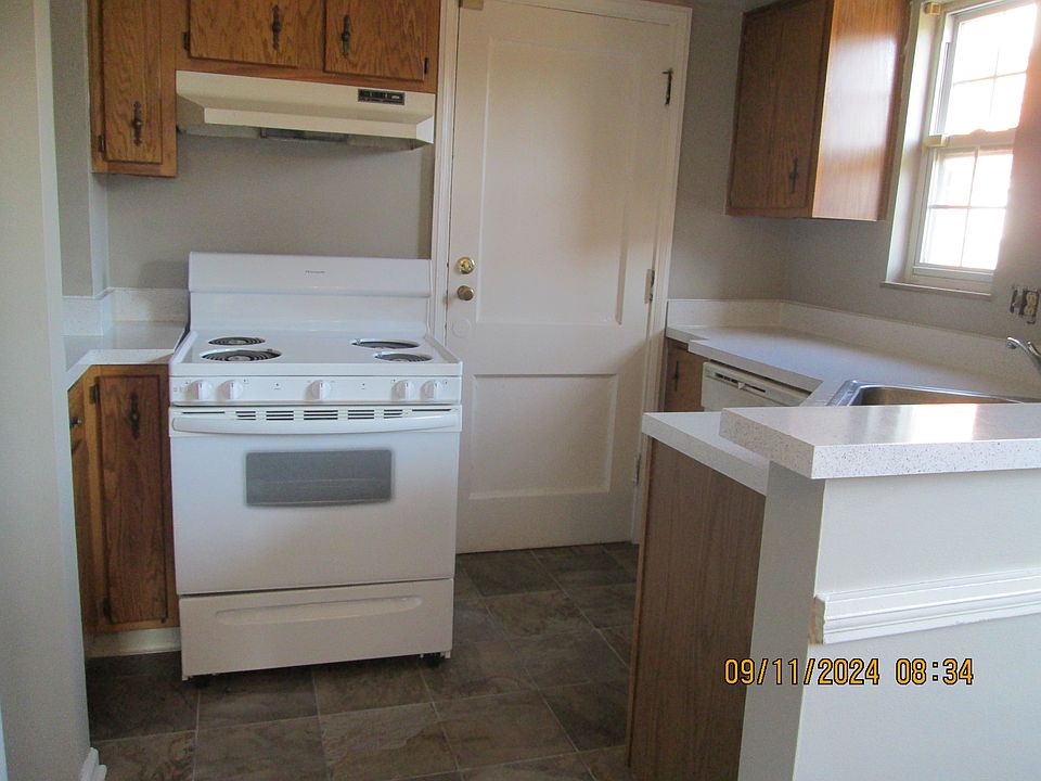 Kitchen: Range, Range hood, Refrigerator and Dishwasher