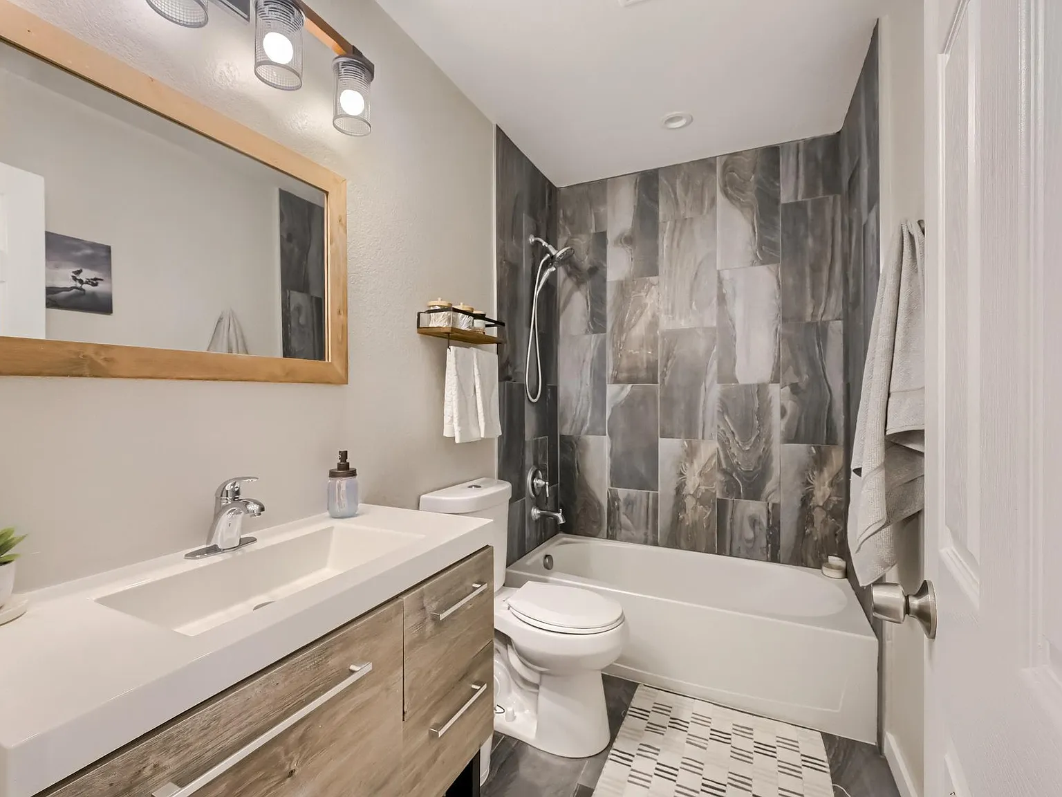5646 S Lakeview St — Photo 2